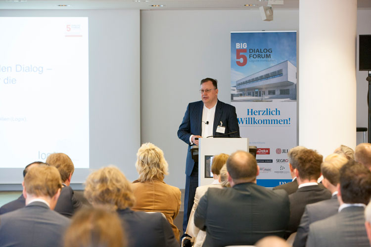 Francisco J. Bähr, Gesellschafter der Four Parx GmbH und Geschäftsführer der Logix-Initiative, erläutert die Zielsetzung und Handlungsfelder der Initiative Logistikimmobilien (Logix) vor dem Fachpublikum des Big 5-Dialogforum der DVV Media Group in Düsseldorf im Mai 2016. 